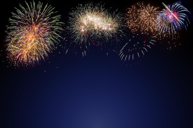 Lage hoek van het vuurwerk's nachts