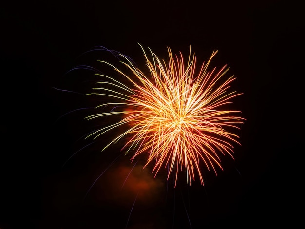 Lage hoek van het vuurwerk's nachts