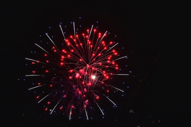 Lage hoek van het vuurwerk tegen de hemel 's nachts