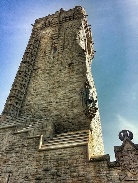 Lage hoek van het Wallace Monument tegen de lucht