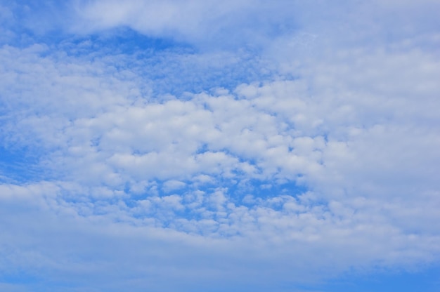 Lage hoek van het wolkengezicht tegen de hemel