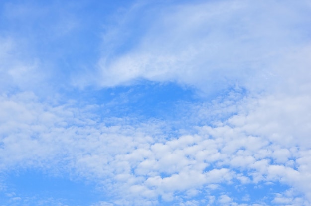 Lage hoek van het wolkenlandschap tegen de hemel