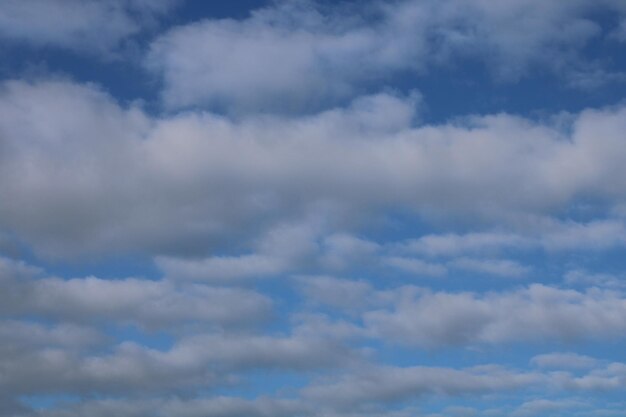 Foto lage hoek van het wolkenlandschap