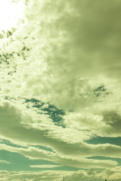 Foto lage hoek van het wolkenlandschap