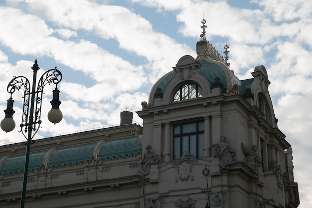 Lage hoek van historisch gebouw tegen bewolkte lucht in de stad