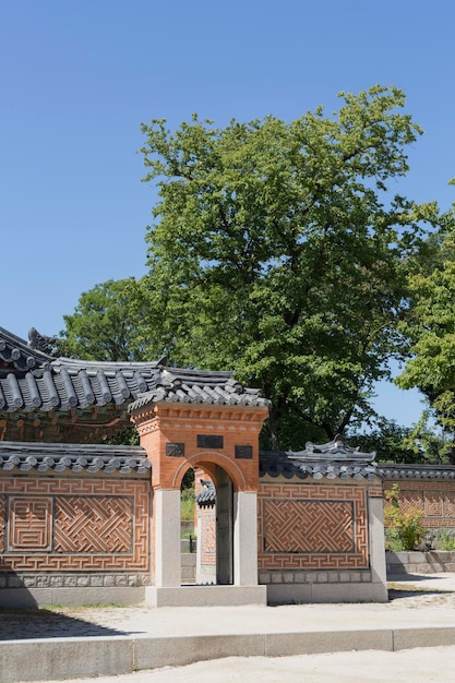 Lage hoek van historisch gebouw tegen de lucht