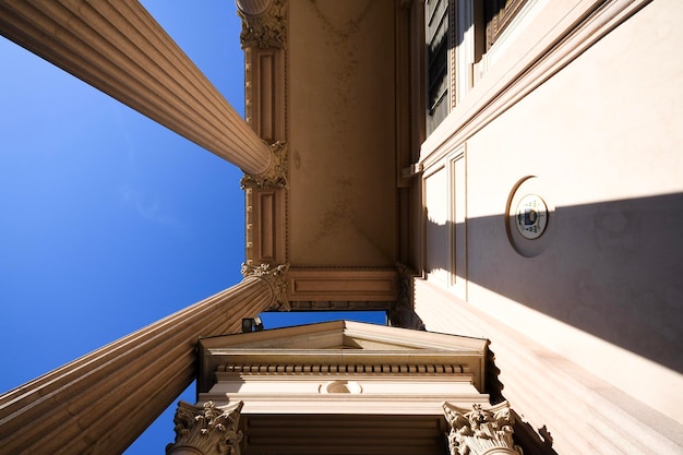 Foto lage hoek van historisch gebouw tegen de lucht