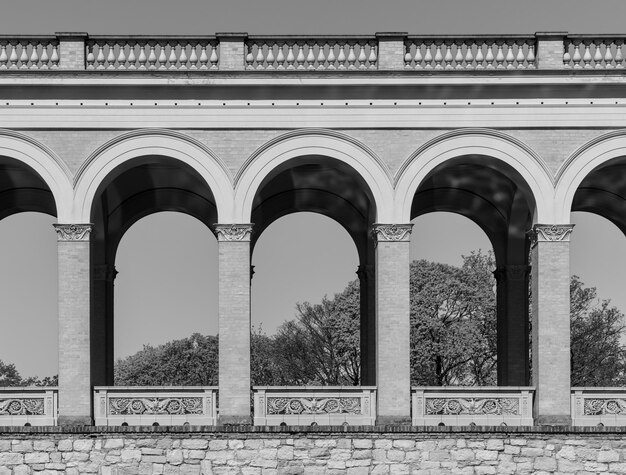 Lage hoek van historisch gebouw tegen de lucht