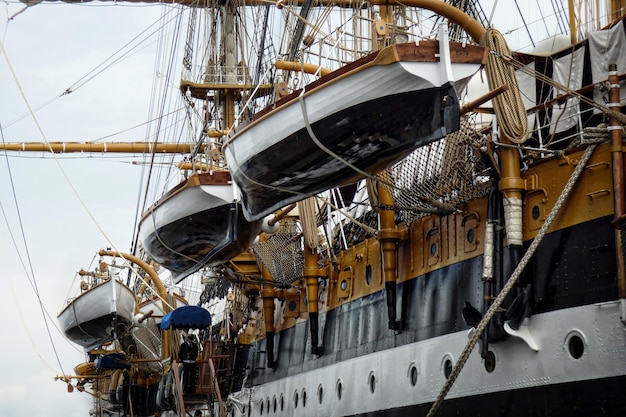 Foto lage hoek van hoge scheepsrigging