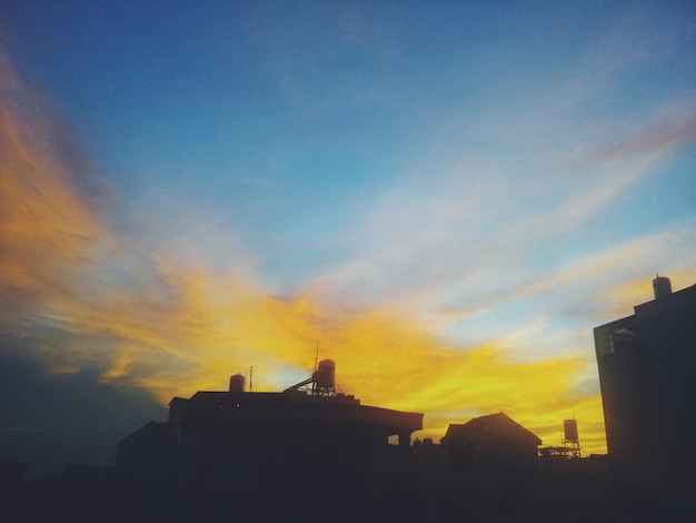 Foto lage hoek van huizen tegen de hemel bij zonsondergang