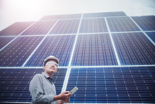 Lage hoek van ingenieur die tegen een zonnepaneel staat