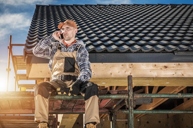 Lage hoek van jonge vrouw die op de trap zit