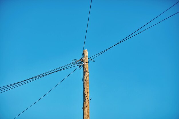 Foto lage hoek van kabels op bamboe tegen een heldere lucht