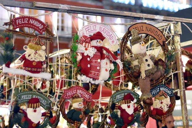 Foto lage hoek van kerstdecoraties op een marktstand