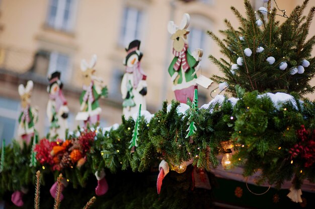 Lage hoek van kerstversieringen op het dak