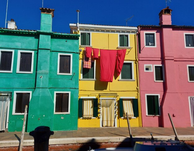 Foto lage hoek van kleding die droogt tegen een gebouw in burano venice