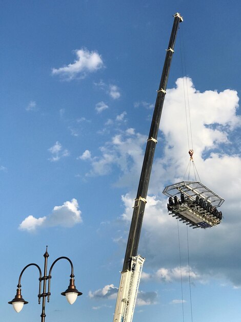 Foto lage hoek van kranen tegen de lucht