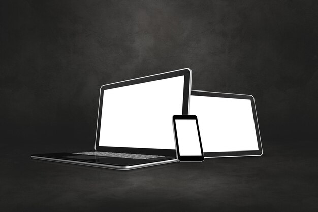 Lage hoek van laptop op tafel tegen zwarte achtergrond