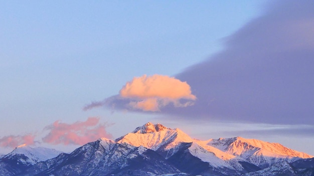 Foto lage hoek van majestueuze besneeuwde bergen tegen de hemel