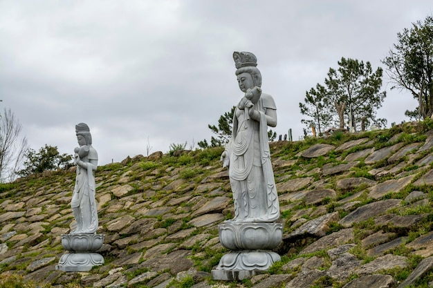 Foto lage hoek van mannelijke beelden bij bacalhoa buddha eden tegen de lucht