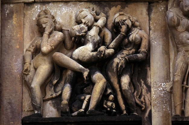 Foto lage hoek van menselijke sculpturen in khajuraho