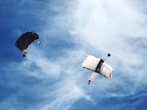 Foto lage hoek van mensen die paragliden