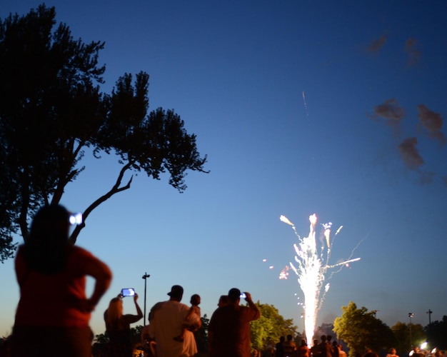 Lage hoek van mensen die's nachts genieten