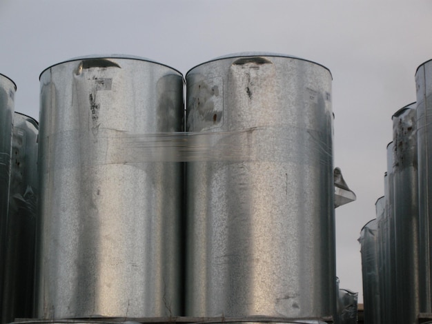 Foto lage hoek van metalen containers tegen de lucht