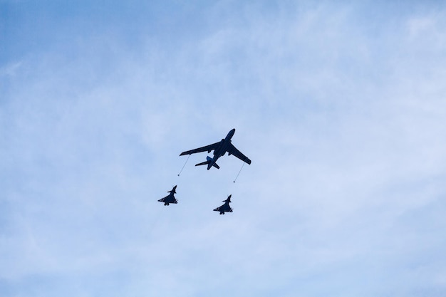 Lage hoek van militaire vliegtuigen die in de lucht vliegen