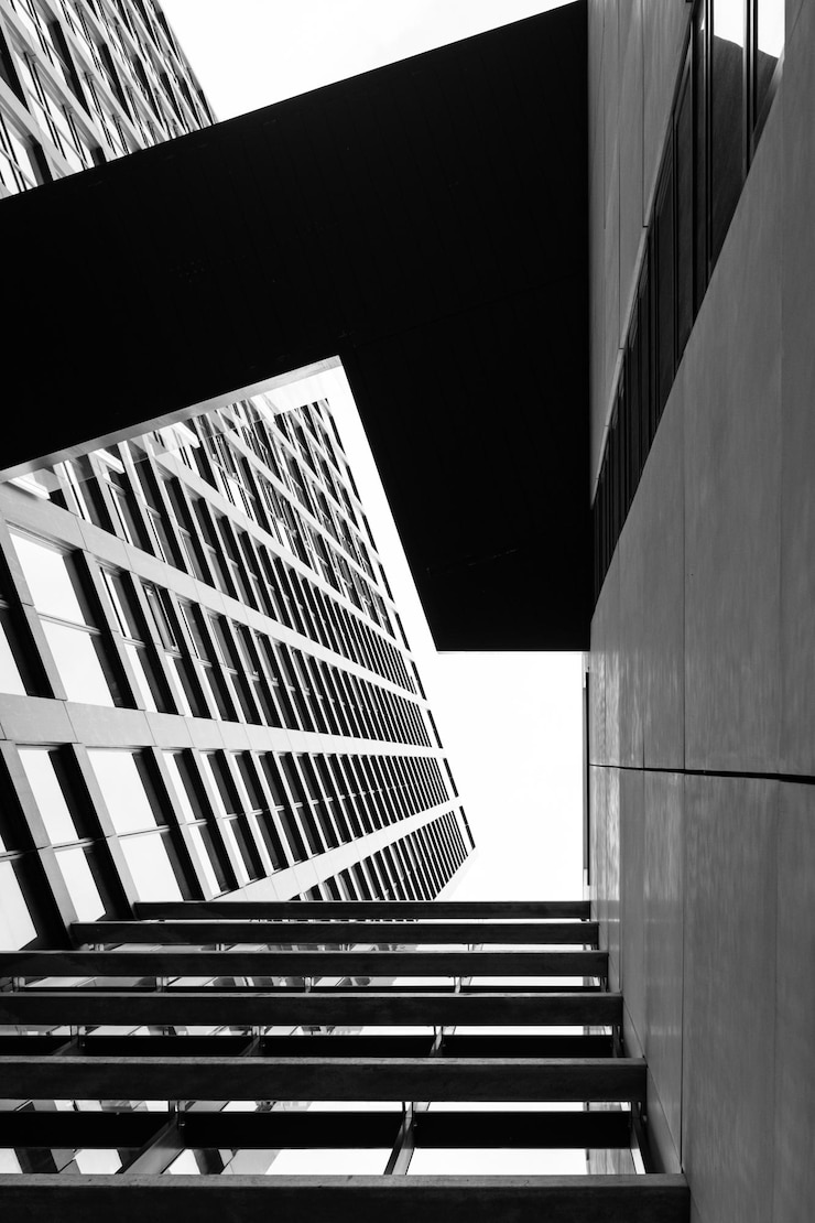 Foto lage hoek van moderne architectuur in zwart-wit