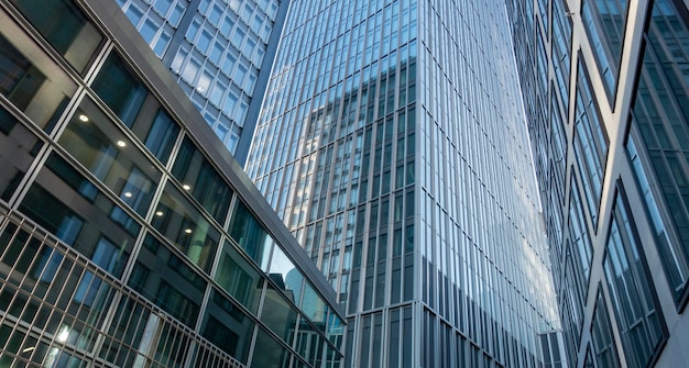 Lage hoek van moderne gebouwen in de stad