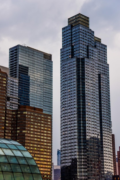Foto lage hoek van moderne gebouwen tegen de lucht in de stad
