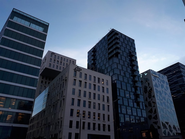 Lage hoek van moderne gebouwen tegen de lucht in de stad