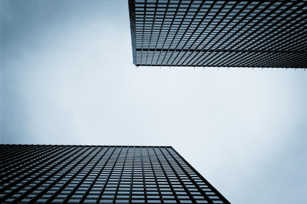 Lage hoek van moderne gebouwen tegen de lucht