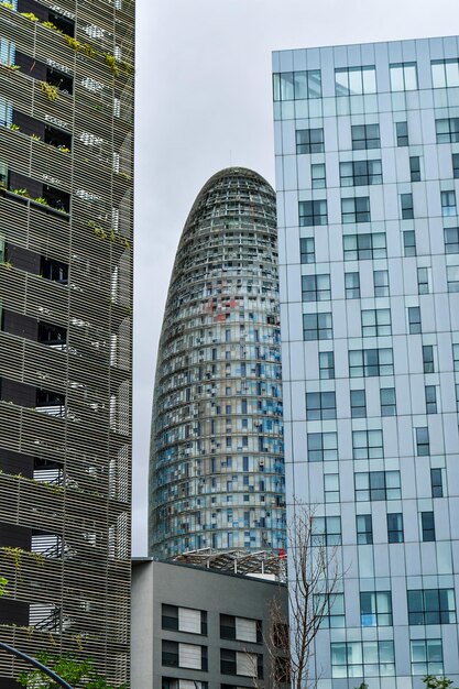 Foto lage hoek van moderne gebouwen tegen de lucht