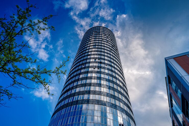 Foto lage hoek van moderne gebouwen tegen een blauwe hemel