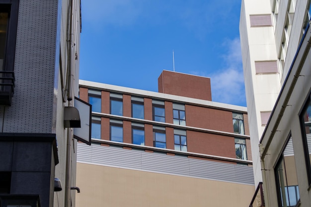 Foto lage hoek van moderne gebouwen tegen een blauwe hemel