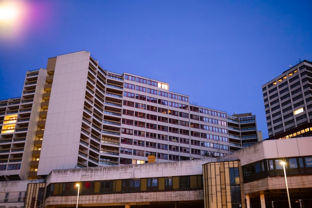 Foto lage hoek van moderne gebouwen tegen een heldere blauwe lucht