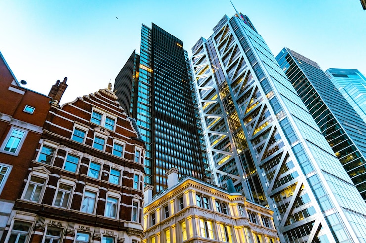 Foto lage hoek van moderne gebouwen tegen een heldere lucht