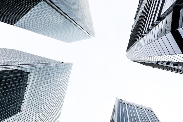 Lage hoek van moderne gebouwen tegen een heldere lucht