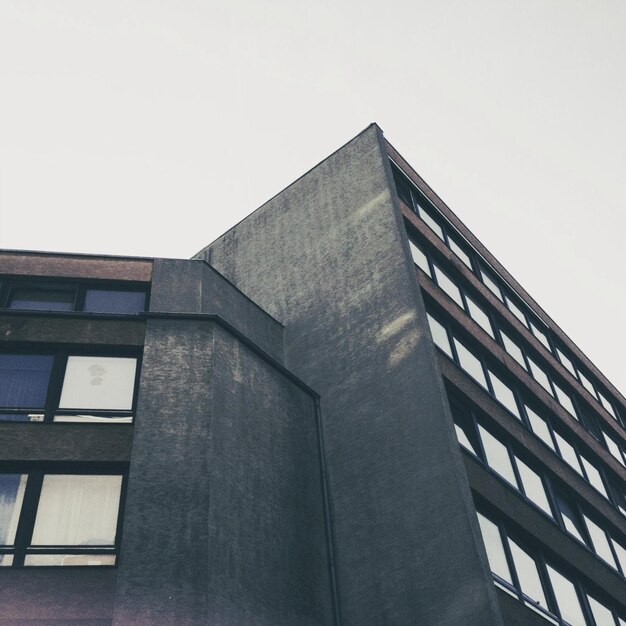 Foto lage hoek van moderne gebouwen tegen een heldere lucht