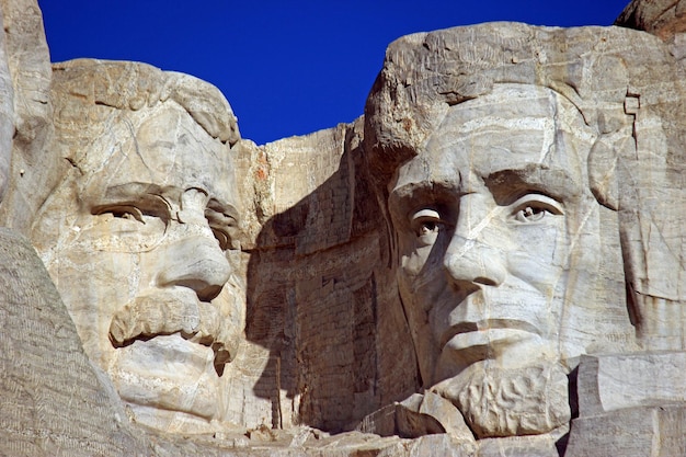 Lage hoek van Mt Rushmore National Monument tegen een heldere lucht