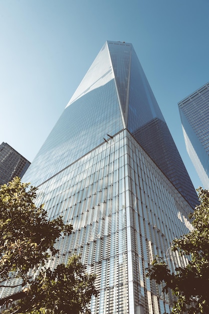 Lage hoek van One World Trade Center tegen een blauwe hemel