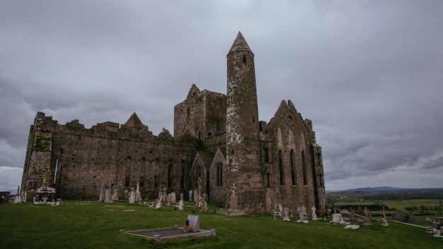 Foto lage hoek van oude ruïnes tegen sky rock van cashel