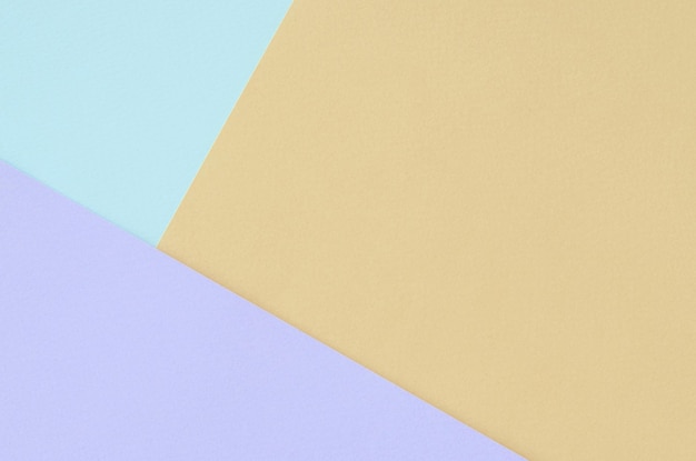 Lage hoek van papier tegen een heldere lucht