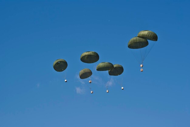 Lage hoek van parachuteschoten tegen een heldere blauwe hemel