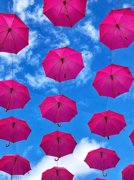 Foto lage hoek van paraplu's die tegen de lucht hangen