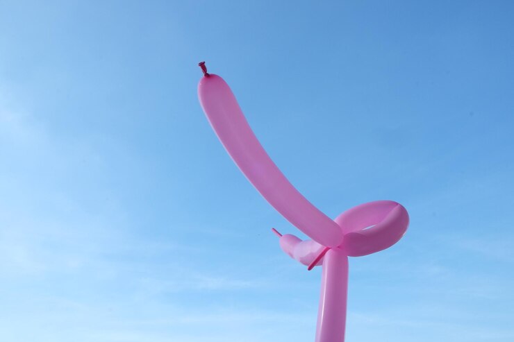 Foto lage hoek van rode ballonnen tegen een blauwe hemel