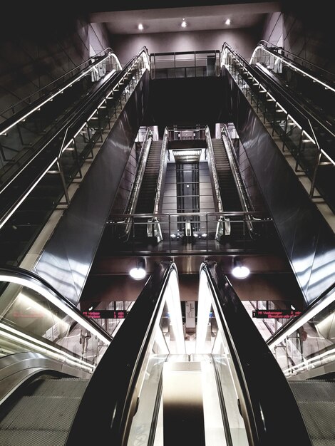 Lage hoek van roltrap op een metrostation