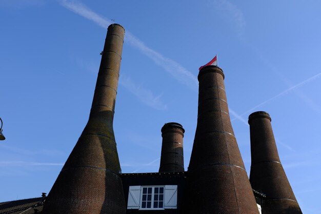 Foto lage hoek van rookstapel tegen de lucht